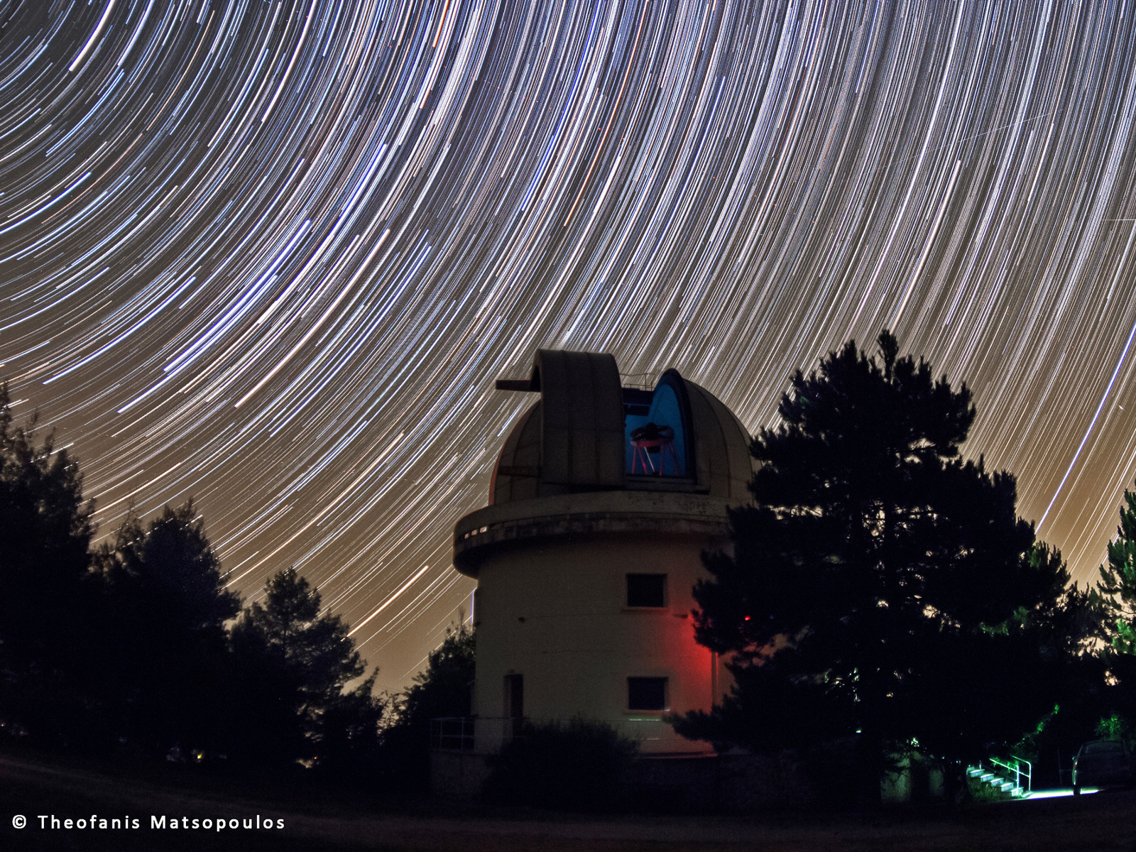 Εικόνα του Θόλου του Κρυονερίου με ίχνη αστεριών στον νυχτερινό ουρανό